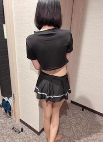 足をモミ...