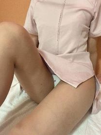 K??