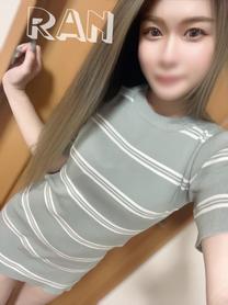 萋...
