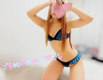 ��炩����